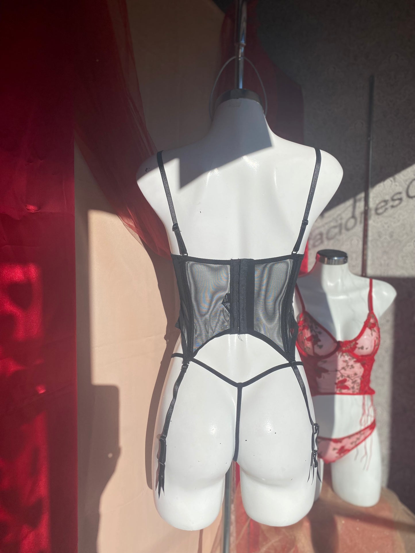 Bustier coqueto y sexy en encaje y mesh. Liguero retráctil, usa el bustier como blusa. Con varilla y copa, tirantes ajustables. Elegante opción.