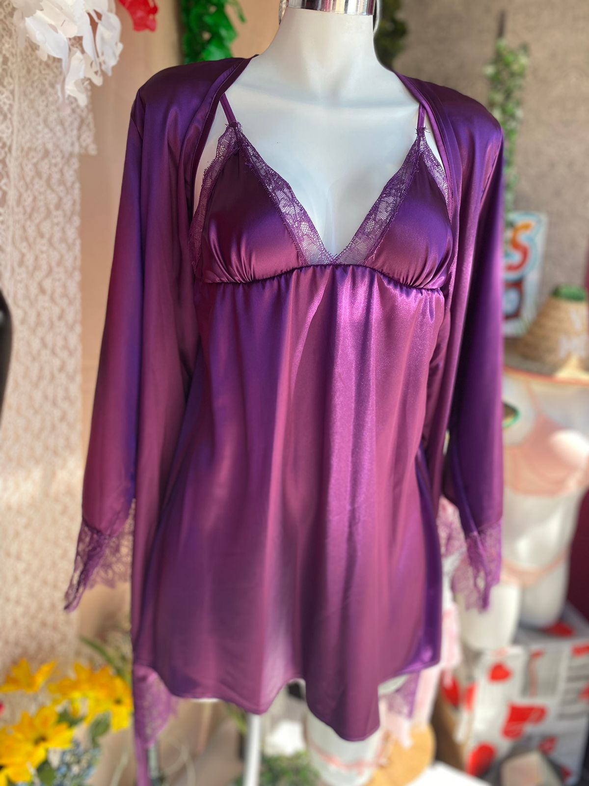 Bata satin , camisón y tanga