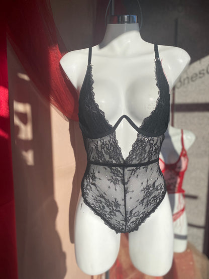 Sexy y delicado Teddy en encaje negro.