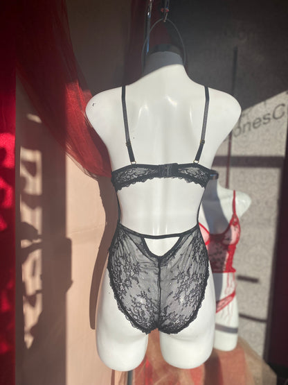 Sexy y delicado Teddy en encaje negro.