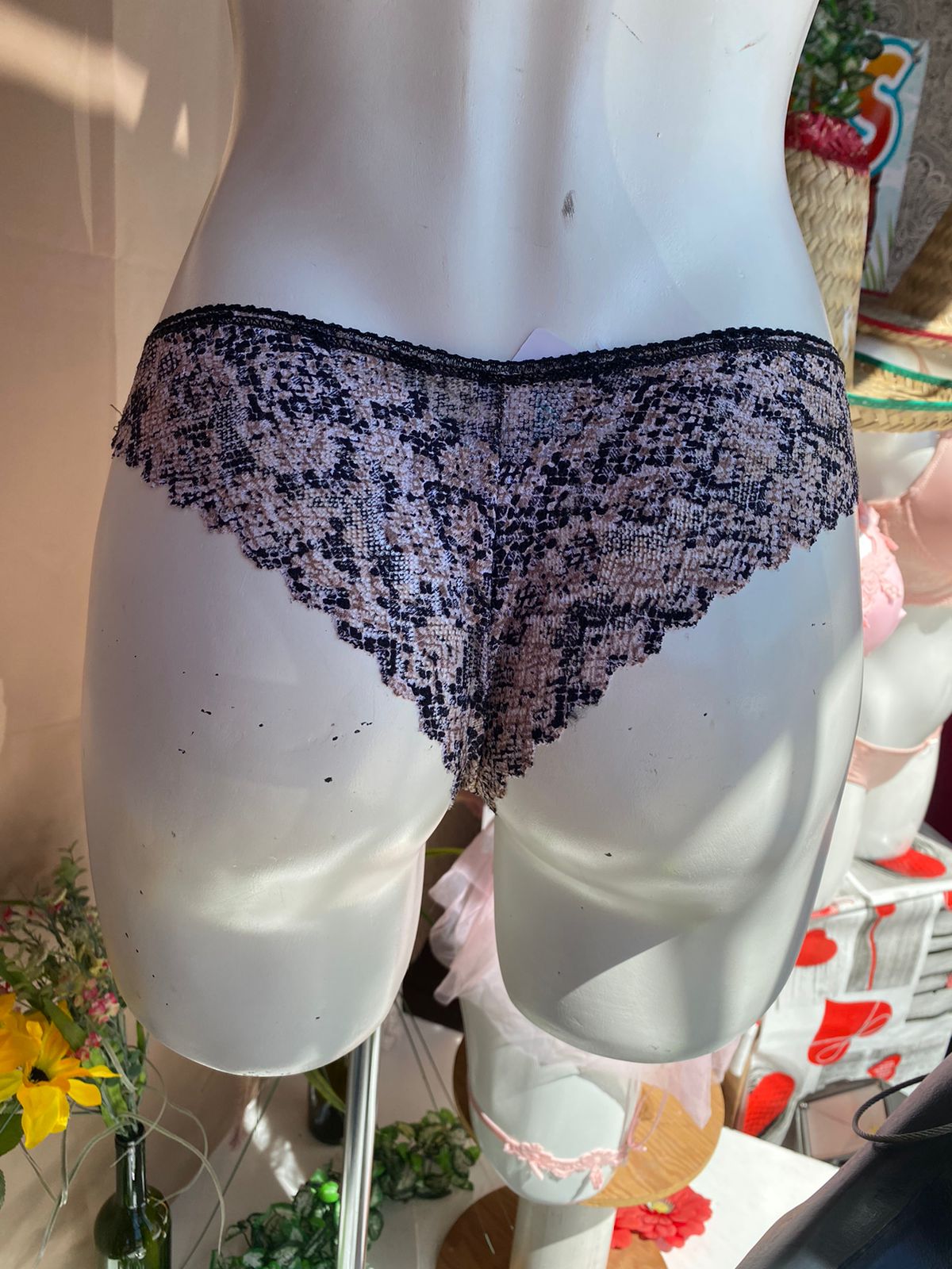 Tanga corte brasileño en animal print fondo nude