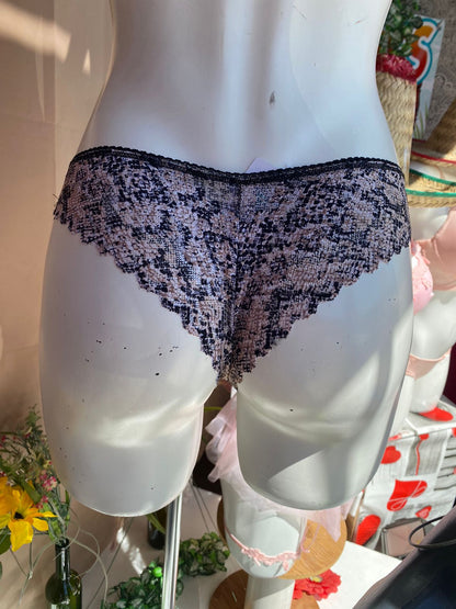 Tanga corte brasileño en animal print fondo nude