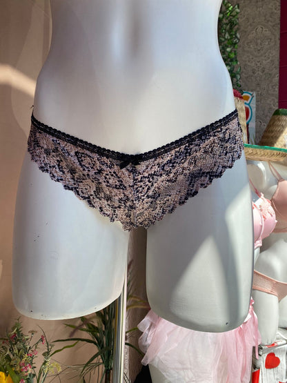 Tanga corte brasileño en animal print fondo nude