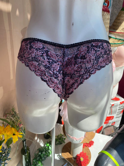 Tanga corte brasileño en animal print fondo rosa