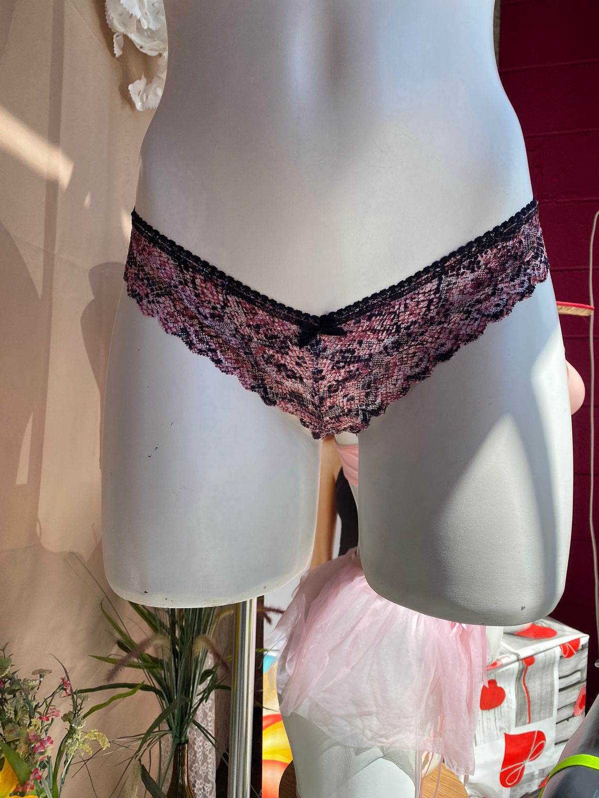 Tanga corte brasileño en animal print fondo rosa