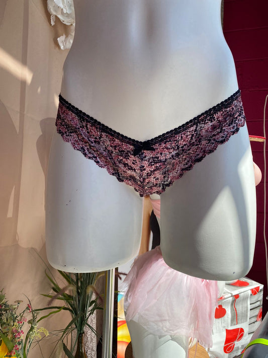 Tanga corte brasileño en animal print fondo rosa