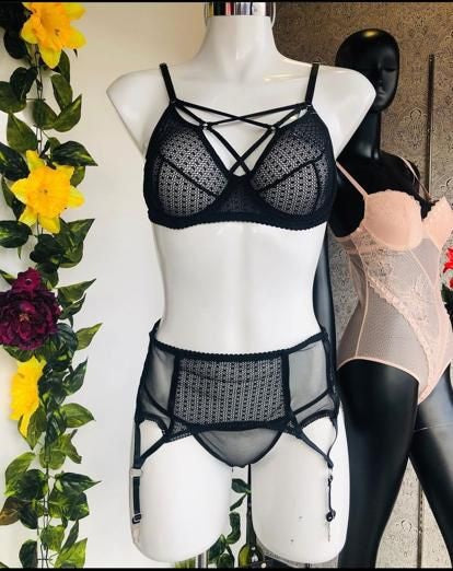 Bralette , tanga y liguero Barby