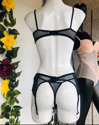 Bralette , tanga y liguero Barby