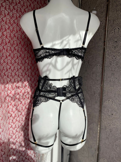 Coordinado de encaje con ligas