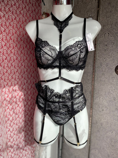 Coordinado de encaje con ligas