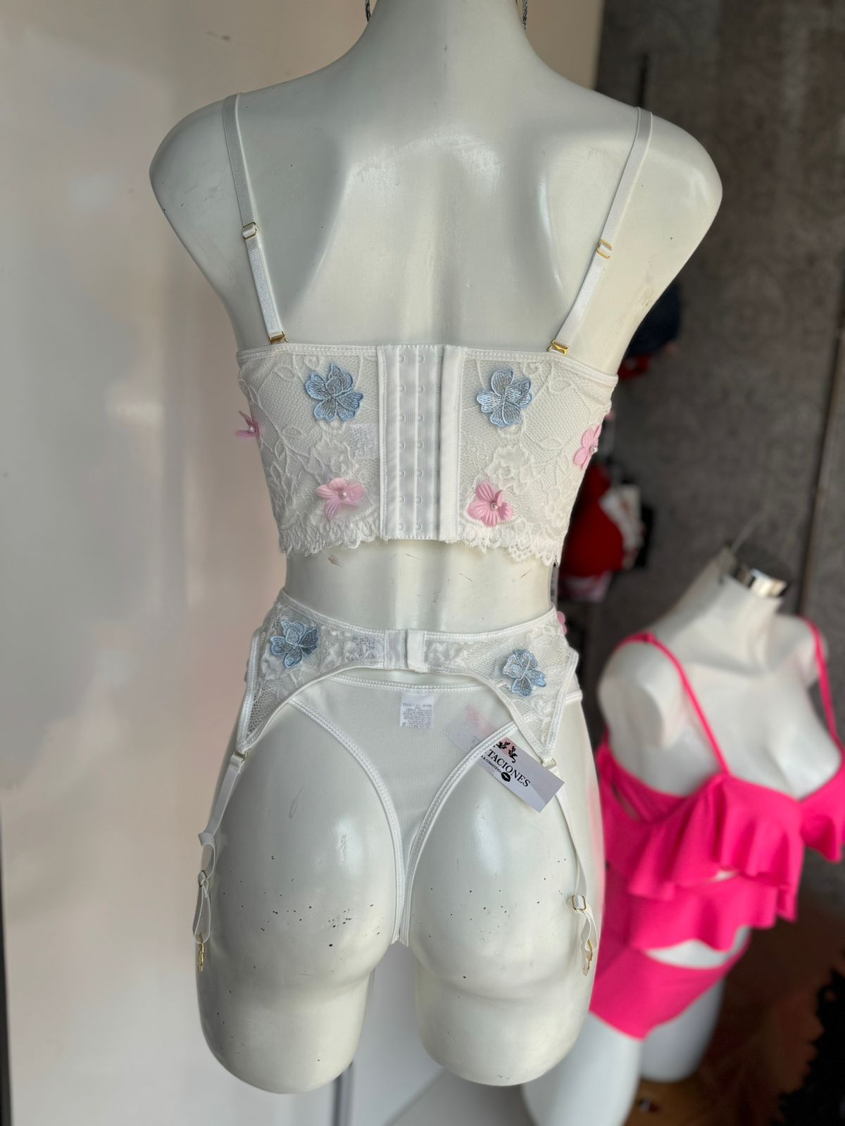 Conjunto blanco con flores