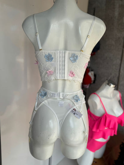 Conjunto blanco con flores