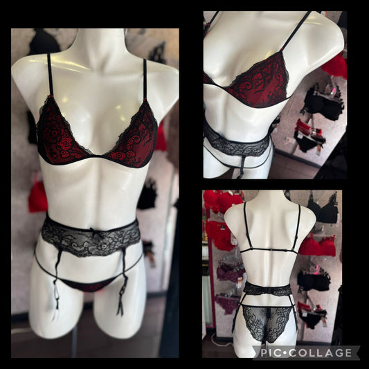 Conjunto encaje negro fondo rojo