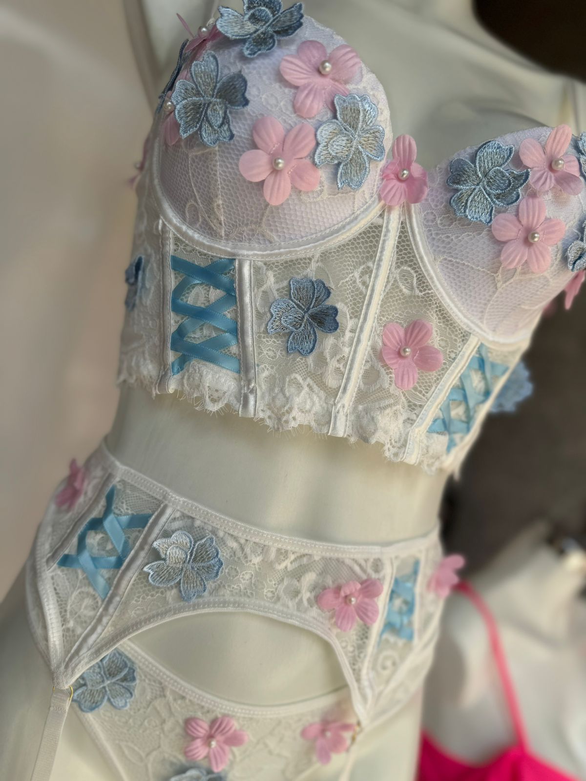 Conjunto blanco con flores