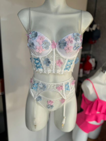 Conjunto blanco con flores